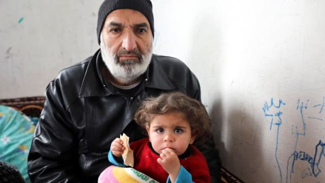 住家倒塌受困废墟 叙利亚女童毫发无损获救
