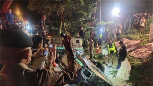 泰国运钞车撞沟渠三人亡 近40万现钞无人敢动
