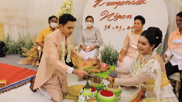 泰国猪肉价飙民众吃不起 男子娶妻送猪肉表诚意