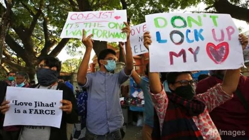 Polis India tangkap 10 lelaki di bawah undang-undang baru anti-penukaran agama Polis India tangkap 10 lelaki di bawah undang-undang baru anti-penukaran agama