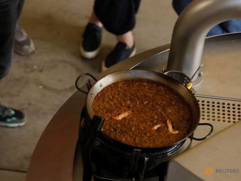 Ole! Spanish chef gives thumbs up to a robot-made paella Ole! Spanish chef gives thumbs up to a robot-made paella