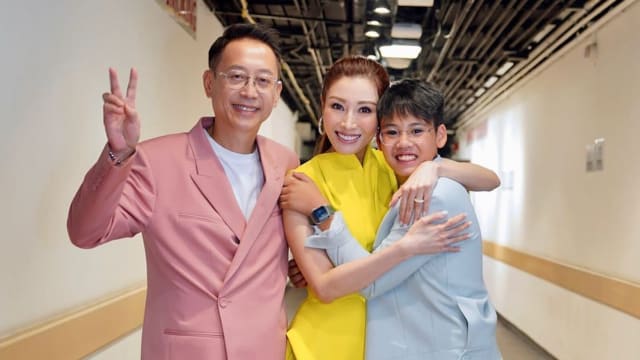 李嘉欣一家三口同台　11岁帅儿大秀口才