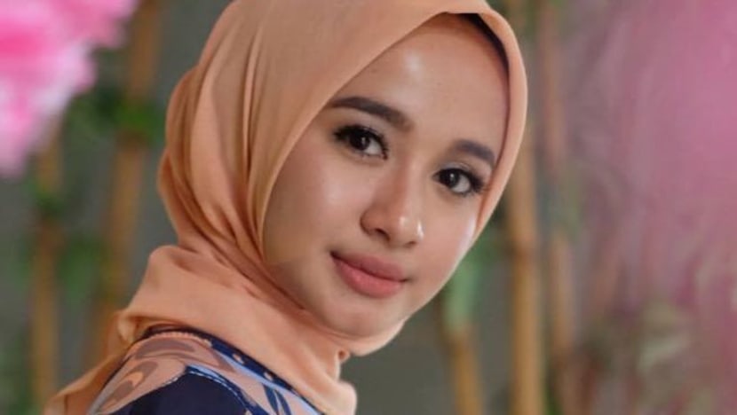 Pelakon Indonesia Laudya Cynthia Bella dikaitkan dengan bekas suami Erra, Engku Emran