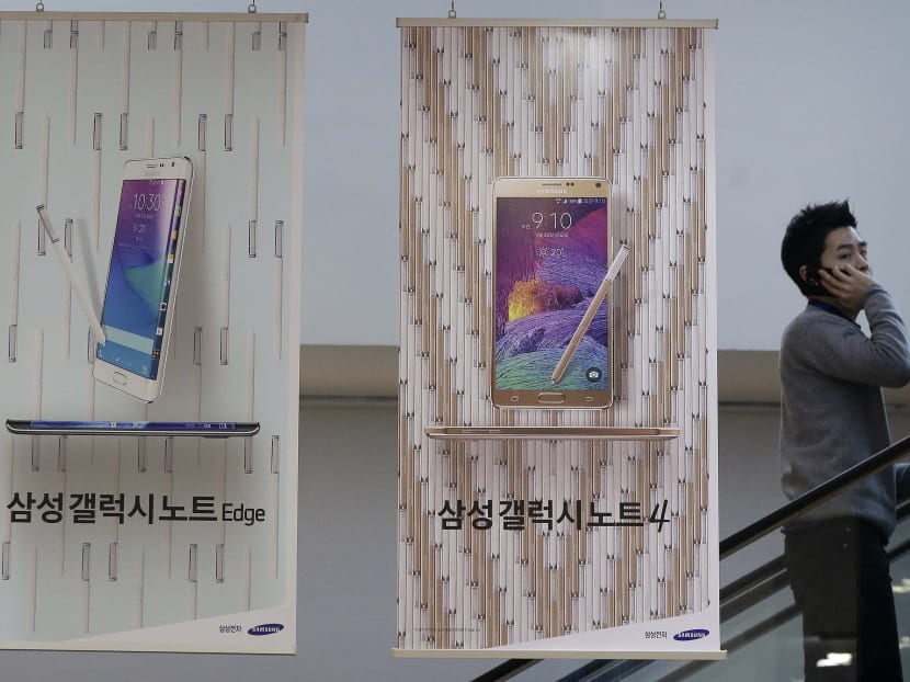 Banners advertising Samsung Electronics' Galaxy Note 4 are displayed at a Samsung Electronics shop in Seoul, South Korea, today (Jan 29). Photo: AP