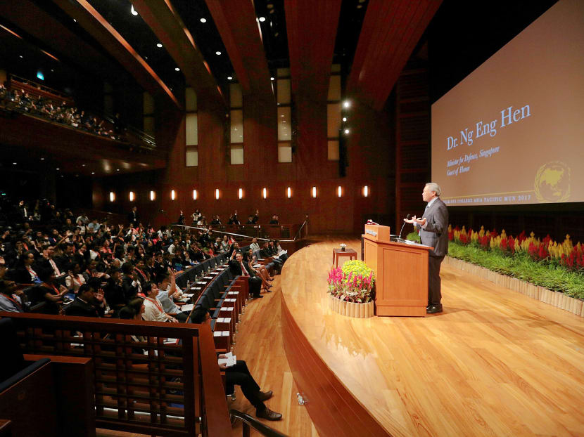 Students had a 45-minute dialogue with Defence Minister Ng Eng Hen after he delivered his keynote address at the Yale-NUS College Asia Pacific Model UN Conference on Jan 13, 2017. Photo: Jason Quah/TODAY