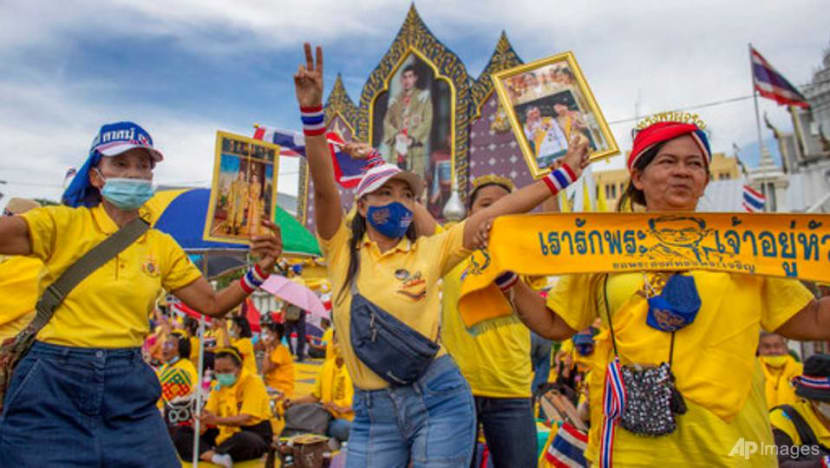 Thai king and queen take to street to meet adoring royalists Thai king and queen take to street to meet adoring royalists