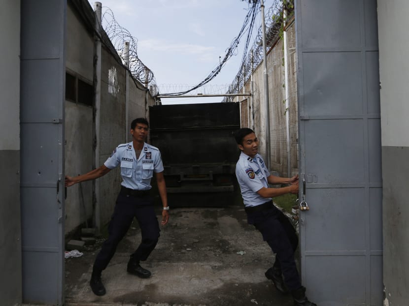 Guards close a gate at Kerobokan prison in Denpasar, on the Indonesian island of Bali, on February 28, 2015. Australian death row prisoners Andrew Chan, 31, and Myuran Sukumaran, 33, two members of the so-called Bali Nine group are currently jailed in Kerobokan prison. Photo: Reuters