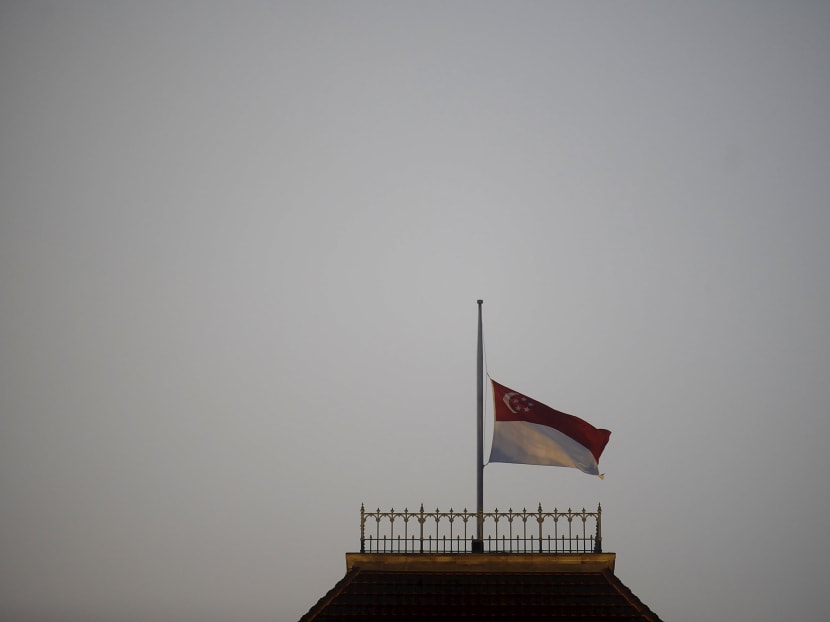 The state flag is pictured at half-mast at the Parliament building in Singapore March 23, 2015. Photo: Reuters