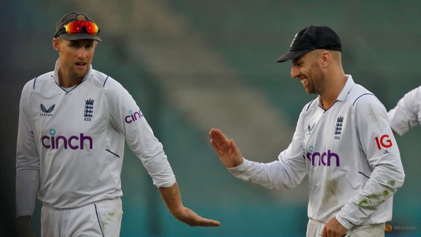 Root shines before New Zealand collapse in second test Root shines before New Zealand collapse in second test