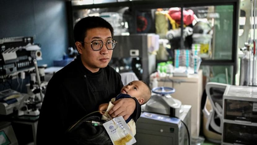 Ayah terdesak ini bina makmal di rumah, buat ubat sendiri bagi bayinya yang di ambang maut