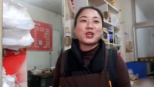 中国33岁单身女收入全给弟弟 “等他结婚再想自己”
