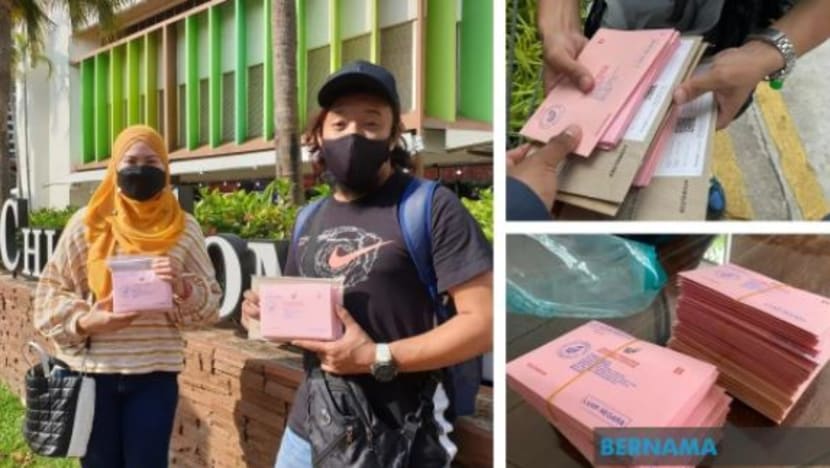 Rakyat M'sia di S'pura ganding bahu kumpulkan, hantar kertas undi pos PRN Johor
