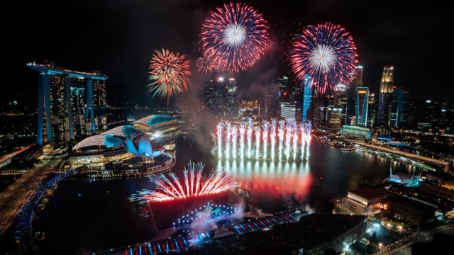 变色烟花、灯光投影秀和玩乐体验　在滨海湾跨年迎接2024年最精彩！