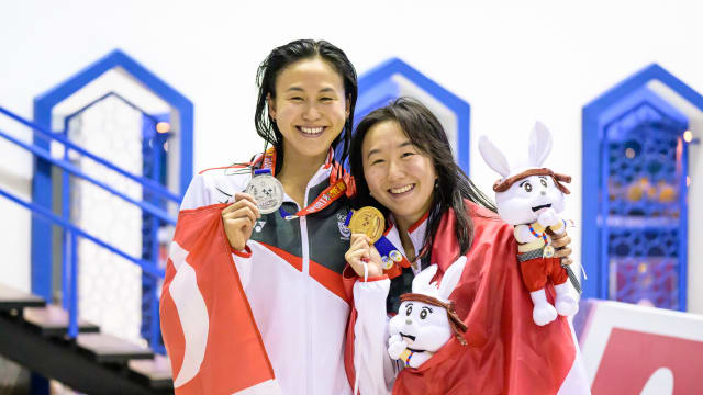 柯家姐妹再次拿下女子100米蝶泳项目的金牌和银牌