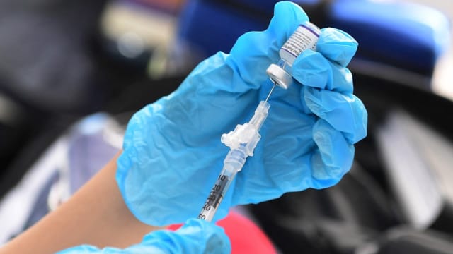美国针对变种毒株研发新版疫苗 当地民众最早本周接种