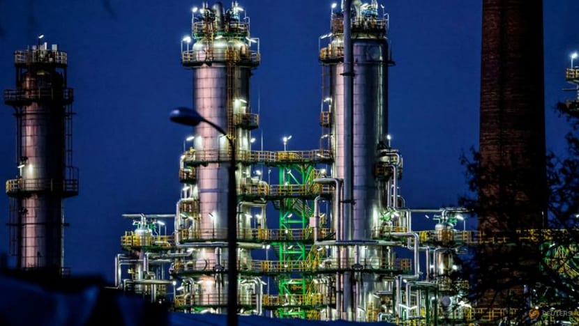Oil extends losses; Russia to fulfil supply contracts Oil extends losses; Russia to fulfil supply contracts