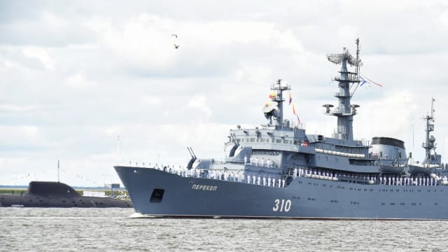 乌军对俄展开大规模空袭 击中两艘驻俄军舰
