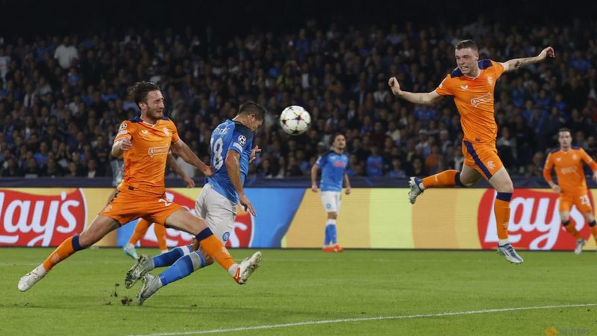 Napoli dengan mudah mengalahkan Rangers dan membuat sejarah klub