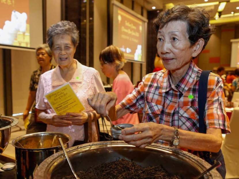 Seniors, many of whom live alone in the Kampong Glam area, had Chinese New Year high tea at the ParkRoyal on Beach Road as part of the Festive Cheers programme held with Central Singapore CDC on Wednesday (Jan 22).