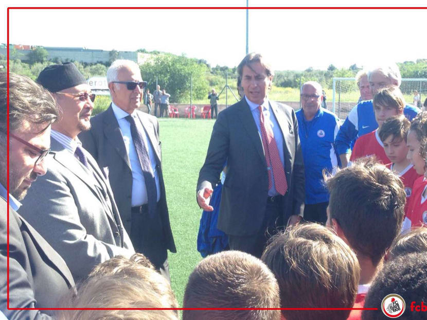 Dr Noordin Ahmad (2nd left) meeting players from FC Bari's youth team. Photo: FC Bari/Facebook