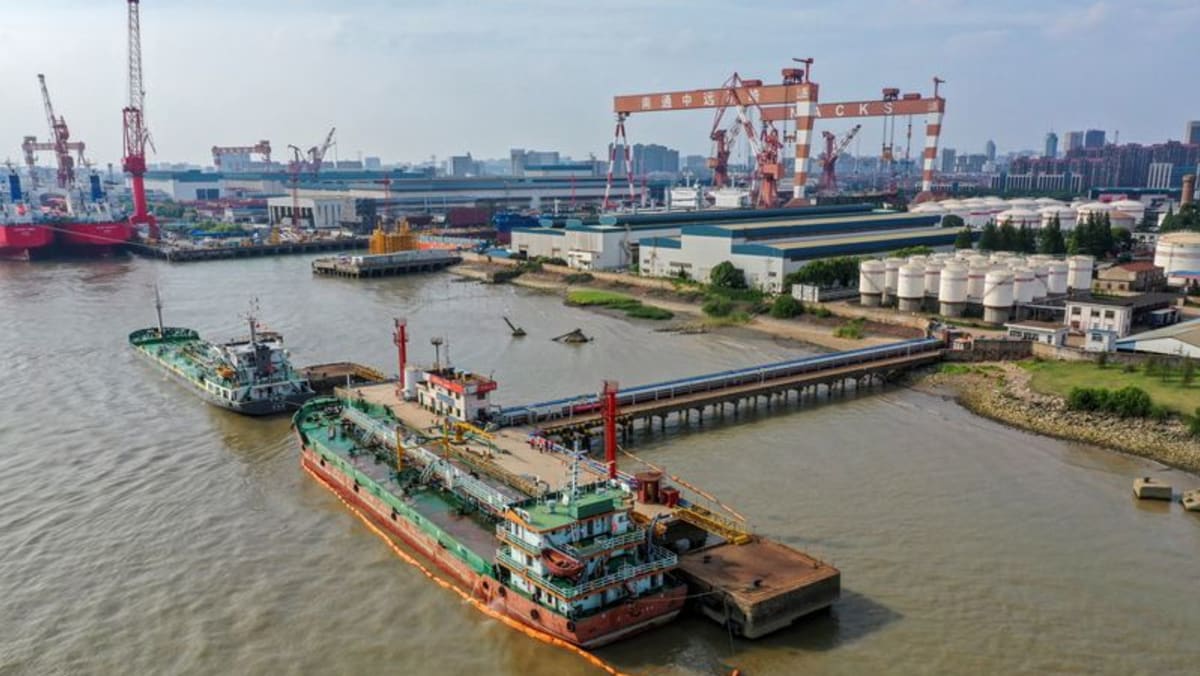 Drawn by low prices, Chinese refiners hunt for oil to replenish stocks - Vimarsana News