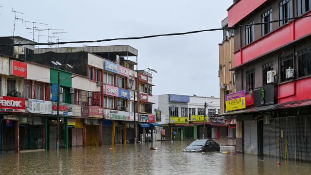 马国暴雨引发淹水土崩 200多人被疏散到临时避难中心
