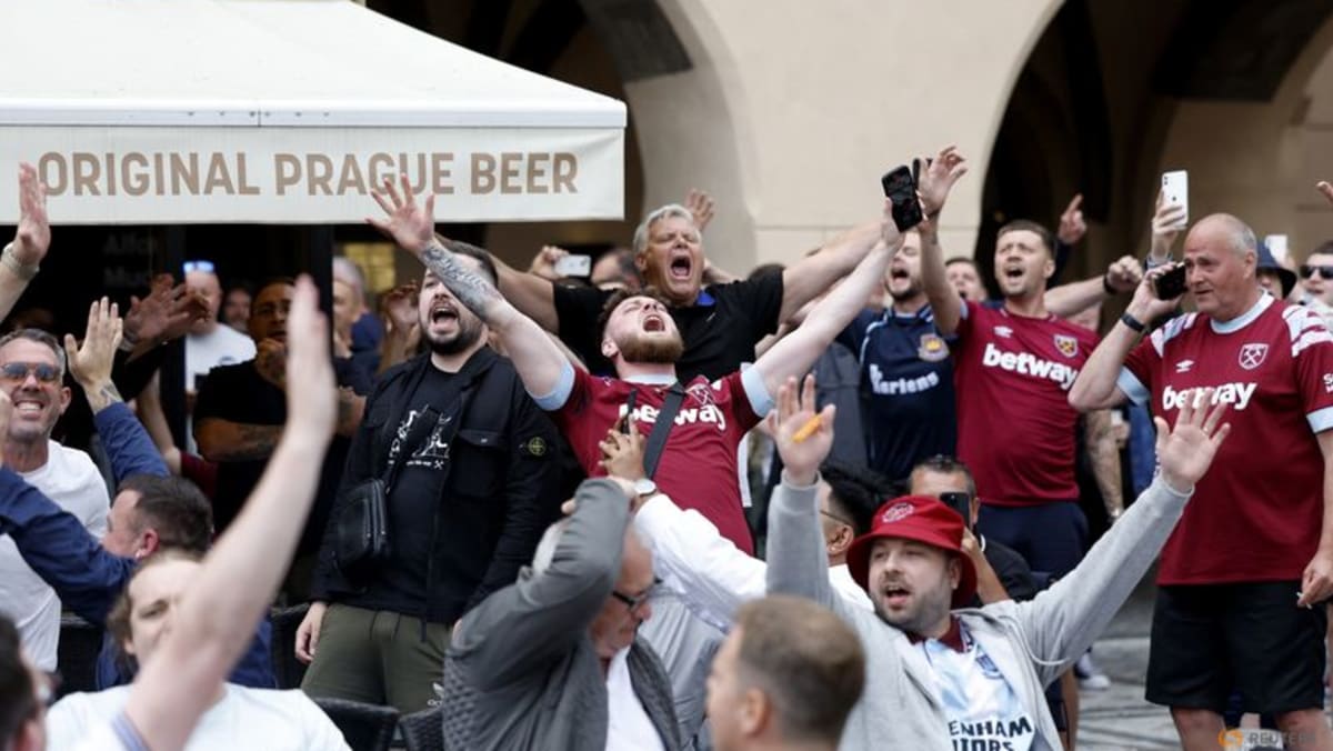 Tidak ada tiket?  Tidak ada masalah bagi fans West Ham di Praha untuk final Konferensi Europa