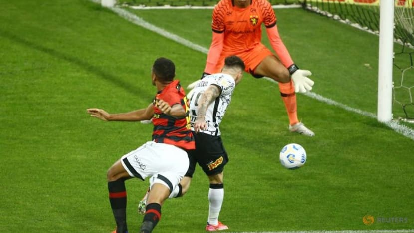 Soccer: Reflex strike from Jo helps Corinthians to 2-1 victory Soccer: Reflex strike from Jo helps Corinthians to 2-1 victory