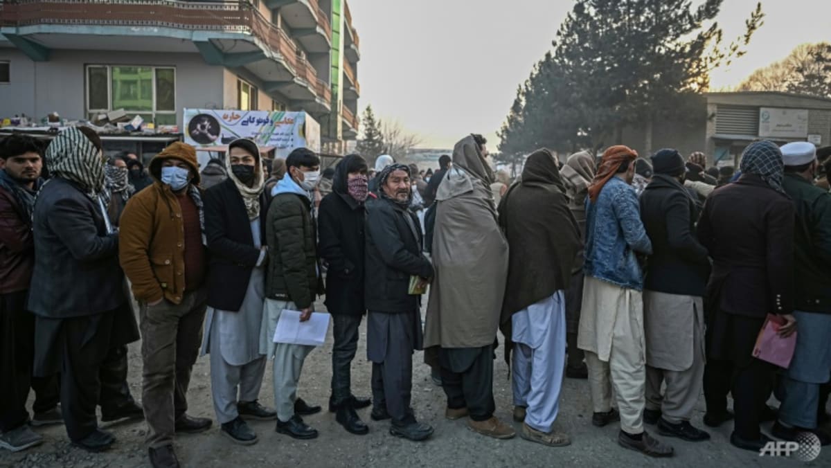 Ratusan antri untuk paspor dalam upaya meninggalkan Afghanistan