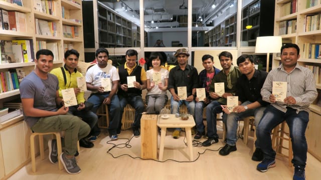 【暖心驿站】建筑业总裁买孟加拉文书籍 供隔离中客工阅读