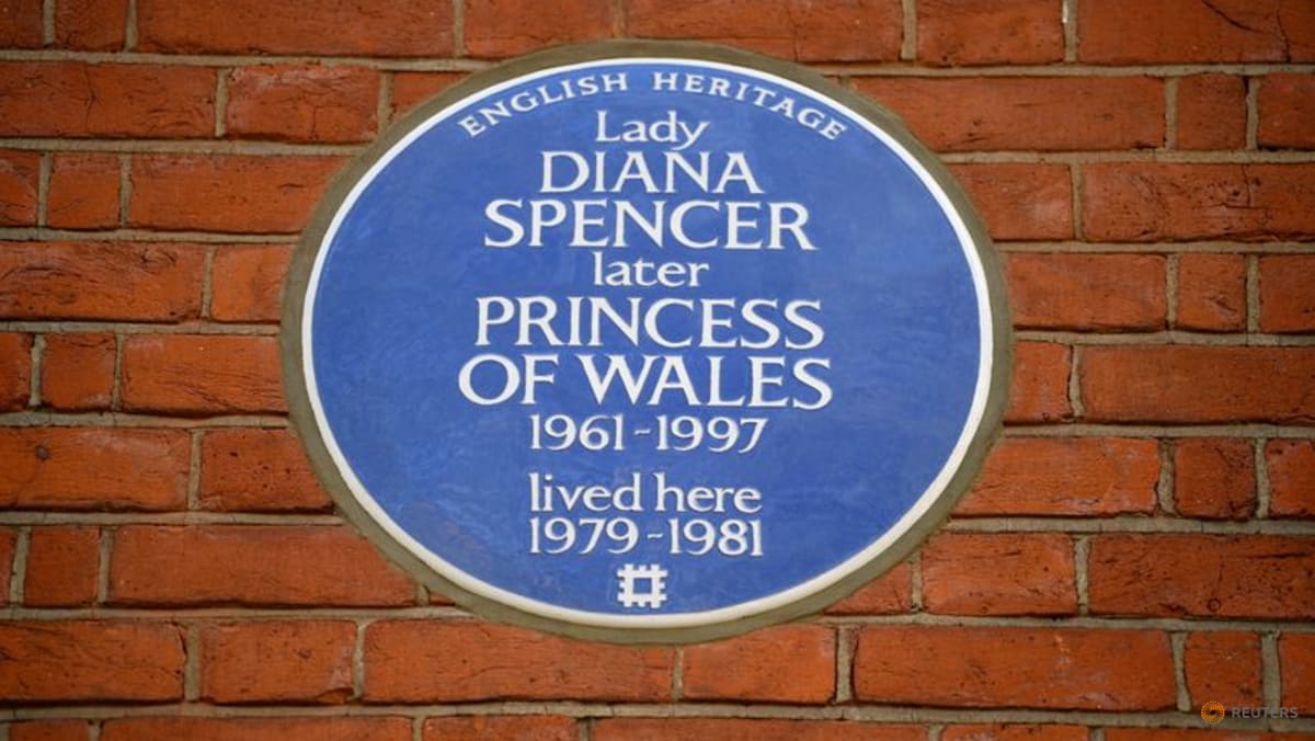 princess-diana-honoured-with-blue-plaque-at-former-london-flat