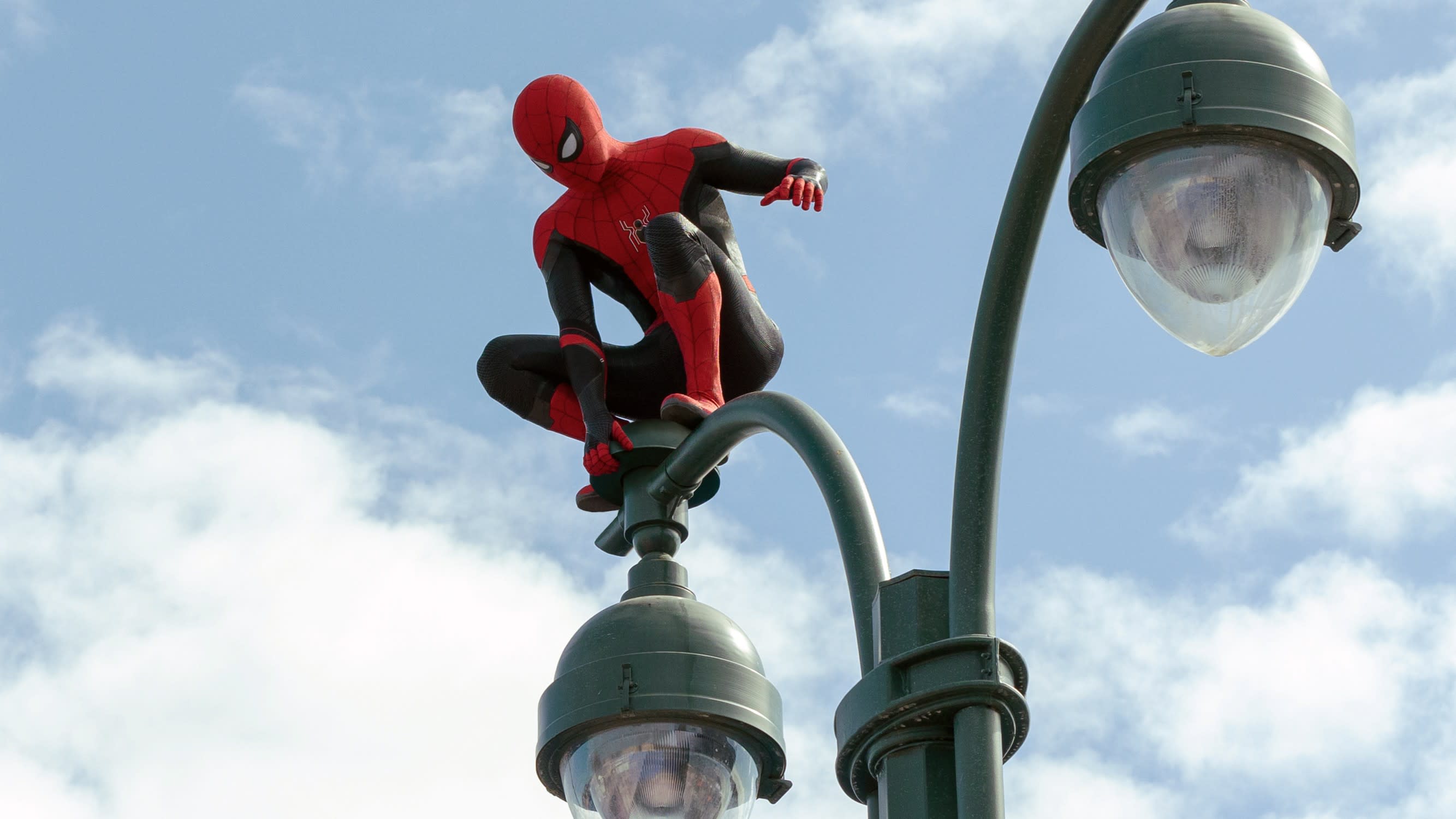 Spider-Man: No Way Home Becomes First Movie To Gross US$1 Billion Worldwide In Pandemic Era Spider-Man: No Way Home Becomes First Movie To Gross US$1 Billion Worldwide In Pandemic Era