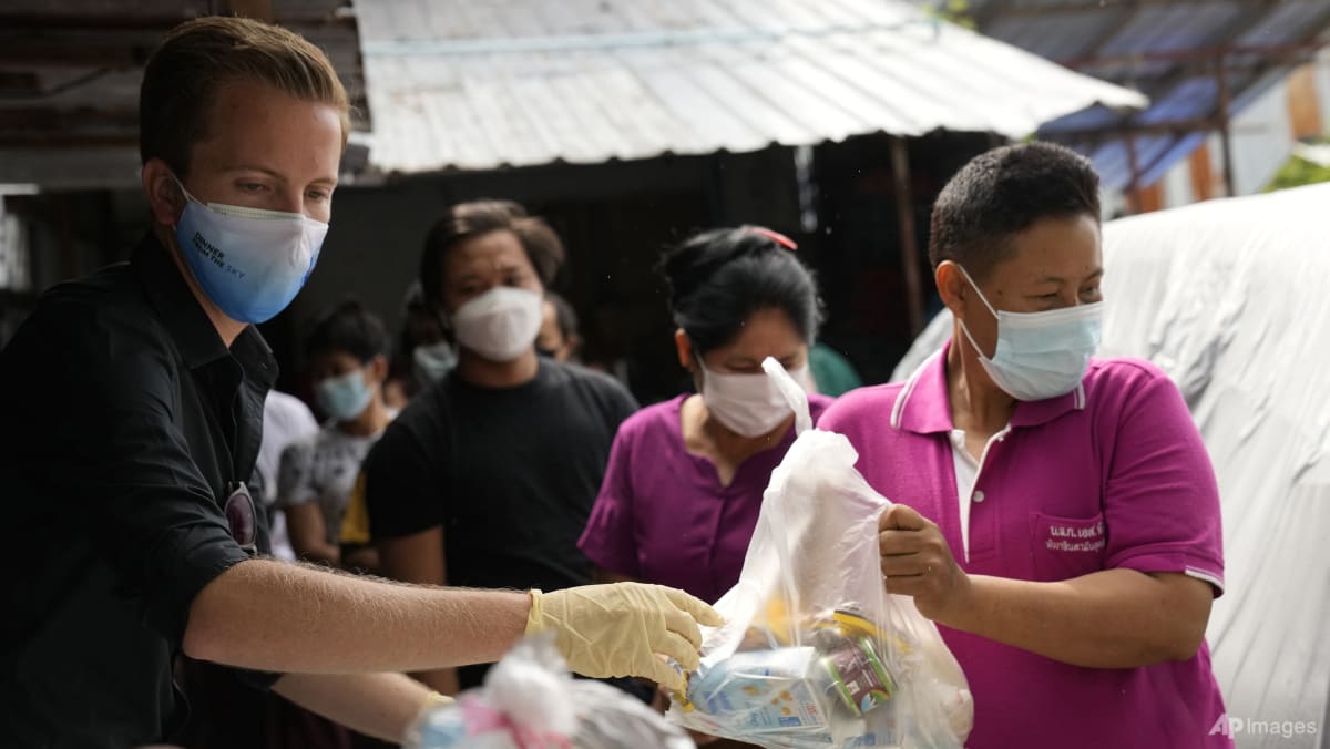 Kelompok relawan membantu masyarakat termiskin bertahan dari lonjakan COVID-19 terburuk di Thailand