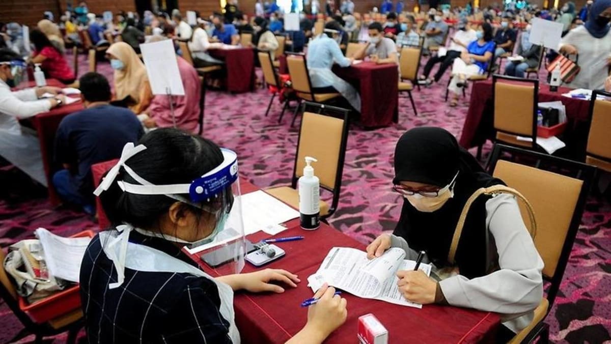 Lebih dari 200 pekerja di pusat vaksinasi di Malaysia dinyatakan positif COVID-19