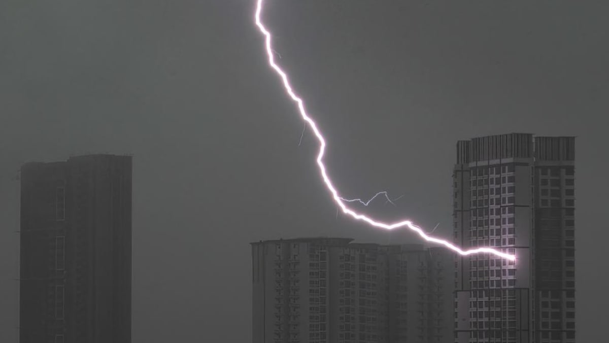 Photo of lightning striking HDB block in Queenstown: How does it happen ...