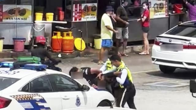 马国警方闹市围捕人贩子 两嫌弃车后五分钟落网