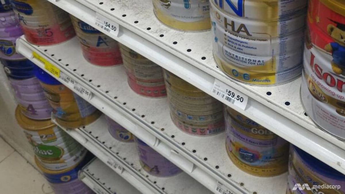 Beberapa orang tua masih membeli susu formula di Johor Baru setelah adanya ketakutan terhadap produk palsu