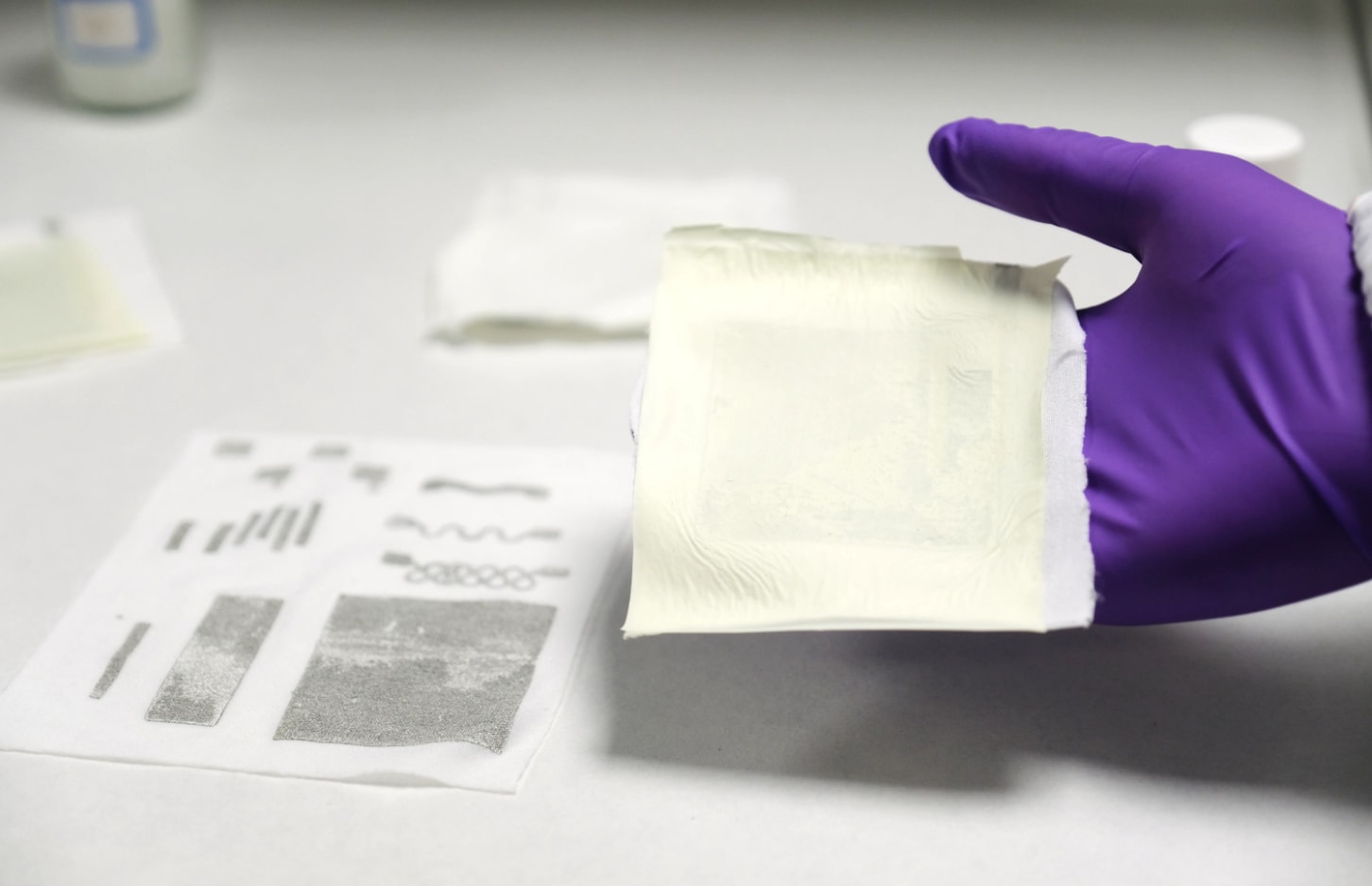 Científicos de NTU desarrollan nuevo 'tejido' que convierte el movimiento del cuerpo en electricidad
