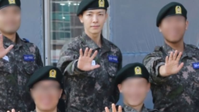 Super Junior′s Donghae Spotted at Army Training Camp