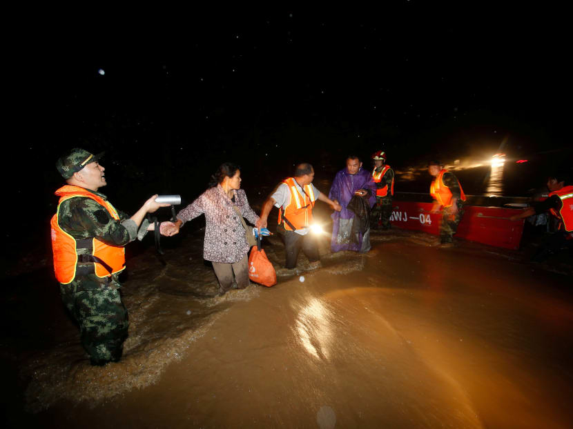 Rescuers save residents from a flooded area in Wuhan, Hubei Province, China, July 2, 2016. Photo: Reuters