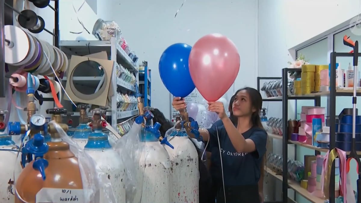 Balloon businesses turn to alternative products as helium prices increase amid shortage - Vimarsana News