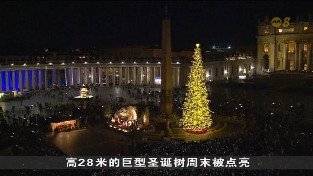 百名跑步爱好者在严寒天气参加另类圣诞老人跑