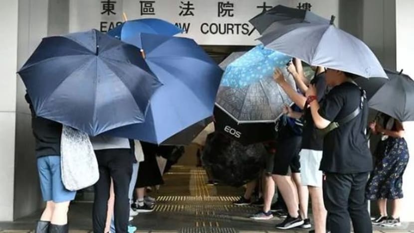 2 penunjuk perasaan, individu pertama didakwa di Hong Kong cabuli larangan pakai topeng