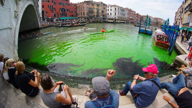 威尼斯部分河水变绿色 当局展开调查