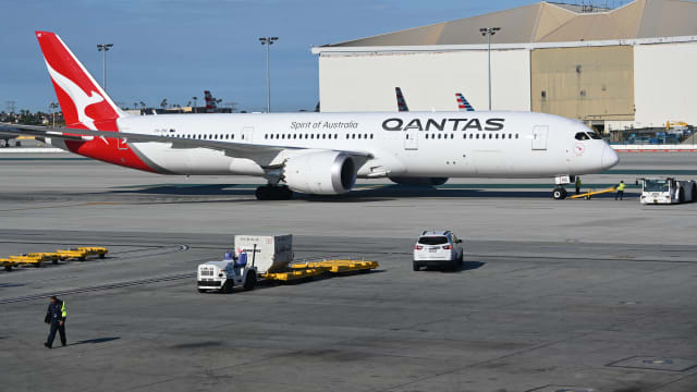 发出求救信号后 澳洲航空公司客机安全降落