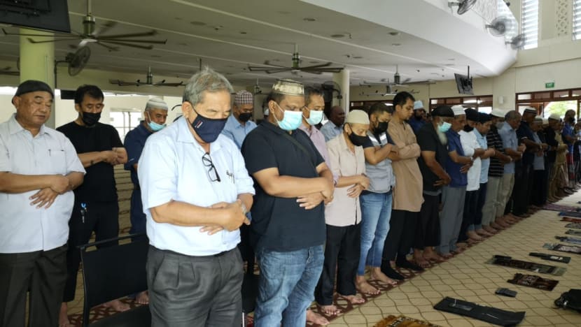 Meskipun tidak lagi diwajibkan, kebanyakan jemaah masih lagi memakai pelitup muka di masjid & bawa sejadah sendiri Meskipun tidak lagi diwajibkan, kebanyakan jemaah masih lagi memakai pelitup muka di masjid & bawa sejadah sendiri