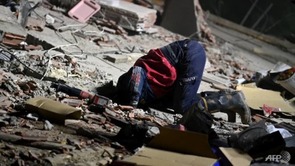 Petugas penyelamat berlomba mencari korban gempa di Turki, sedikitnya 39 orang tewas