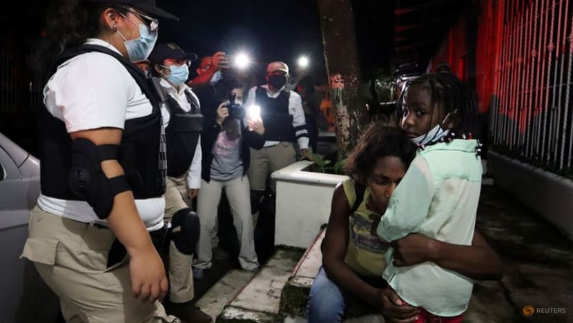 Mexican officials cut off new migrant caravan, breaking up main group Mexican officials cut off new migrant caravan, breaking up main group