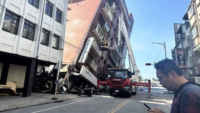 台湾25年来最大地震！全台震撼明显楼房倾倒 道路中断多人受困