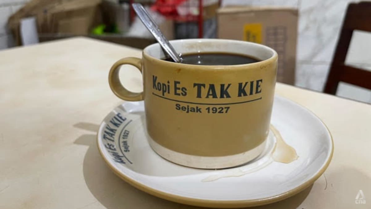 Menjaga semuanya tetap sederhana: Sebuah kedai kopi di Pecinan Jakarta dan kisah suksesnya yang berusia 90 tahun